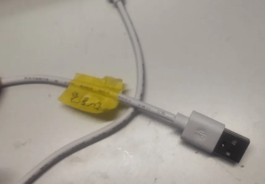 電源のラインしかない印字されている白いtype-cケーブル、というところで特定(多分合っているはず・・・)